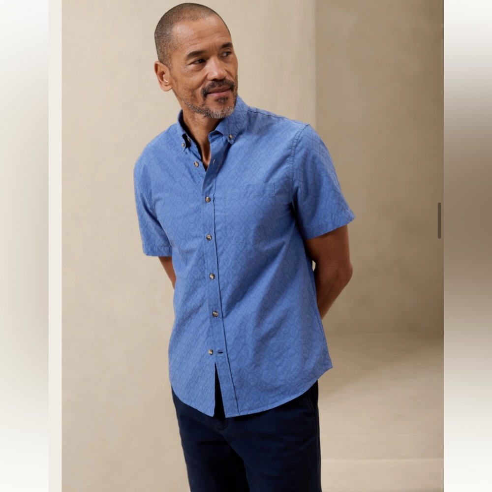 Banana Republic Men’s Slim Soft-Wash Shirt. NEW WITH TAGS. Blue. Size: L.